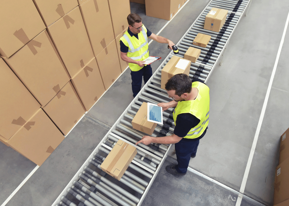 packageBack Nuestros colaboradores trabajan dur para garantizar una entrega rápida y segura de tus productos.